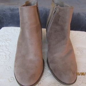JB679.   Cute Ankle Booties.  Size 10M